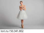 ballerina posing with pointe shoes full shot. Стоковое фото, агентство Ingram Publishing / Фотобанк Лори