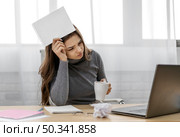 bored businesswoman holding blank notepad. Стоковое фото, агентство Ingram Publishing / Фотобанк Лори