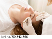 woman getting eyebrow treatment. Стоковое фото, агентство Ingram Publishing / Фотобанк Лори