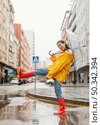 woman with umbrella standing rain front view. Стоковое фото, агентство Ingram Publishing / Фотобанк Лори