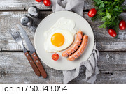 flat lay breakfast sausages egg plate with tomatoes cutlery. Стоковое фото, агентство Ingram Publishing / Фотобанк Лори