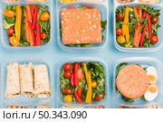 flat lay variety lunchboxes. Стоковое фото, агентство Ingram Publishing / Фотобанк Лори