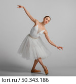 full shot ballerina posing with pointe shoes. Стоковое фото, агентство Ingram Publishing / Фотобанк Лори