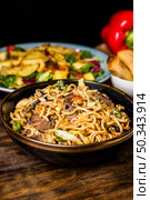 bowl fried stir noodles with beefs wooden desk. Стоковое фото, агентство Ingram Publishing / Фотобанк Лори