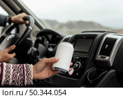 close up hand holding soda can. Стоковое фото, агентство Ingram Publishing / Фотобанк Лори