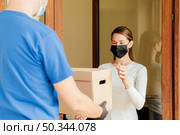 close up man delivering order. Стоковое фото, агентство Ingram Publishing / Фотобанк Лори
