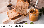 close up peanut butter with homemade bread. Стоковое фото, агентство Ingram Publishing / Фотобанк Лори
