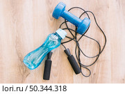 dumbell jump rope bottle water. Стоковое фото, агентство Ingram Publishing / Фотобанк Лори