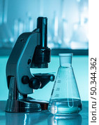 erlenmeyer flask microscope arrangement. Стоковое фото, агентство Ingram Publishing / Фотобанк Лори