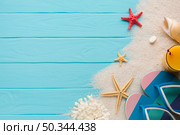 flat lay composition sand beach accesories. Стоковое фото, агентство Ingram Publishing / Фотобанк Лори