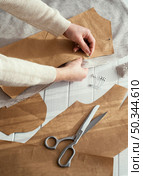 high angle seamstress with fabrics scissors. Стоковое фото, агентство Ingram Publishing / Фотобанк Лори