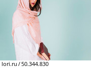 muslim woman holding quran. Стоковое фото, агентство Ingram Publishing / Фотобанк Лори