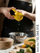 pastry chef squeezing juice cake. Стоковое фото, агентство Ingram Publishing / Фотобанк Лори