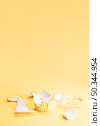 pieces broken yellow mug. Стоковое фото, агентство Ingram Publishing / Фотобанк Лори