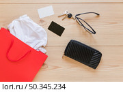 sopping bag woman s accessories wooden desk. Стоковое фото, агентство Ingram Publishing / Фотобанк Лори