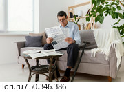full shot man reading newspaper. Стоковое фото, агентство Ingram Publishing / Фотобанк Лори