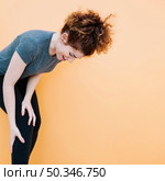 woman with hurting knee. Стоковое фото, агентство Ingram Publishing / Фотобанк Лори