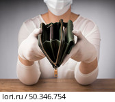 woman with medical mask holding empty wallet. Стоковое фото, агентство Ingram Publishing / Фотобанк Лори