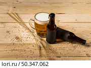 alcoholic drink ears wheat wooden surface. Стоковое фото, агентство Ingram Publishing / Фотобанк Лори