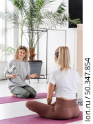 full shot women mats yoga class. Стоковое фото, агентство Ingram Publishing / Фотобанк Лори