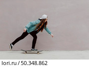 skater girl riding her skateboard. Стоковое фото, агентство Ingram Publishing / Фотобанк Лори
