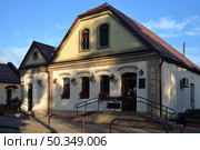 Mir town, Karelichy District, Grodno Oblast, Belarus, October 12, 2024: Cafe "Likhtarik 1876", 17 September Square, 13 in old house. Редакционное фото, фотограф Алексей Антипов / Фотобанк Лори