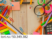 unorganized school materials desktop. Стоковое фото, агентство Ingram Publishing / Фотобанк Лори