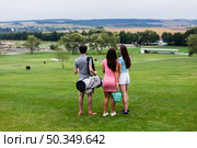 back view friends golf course. Стоковое фото, агентство Ingram Publishing / Фотобанк Лори
