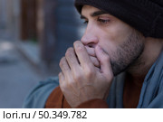 homeless man being cold. Стоковое фото, агентство Ingram Publishing / Фотобанк Лори
