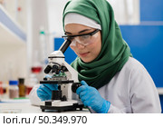 female scientist with hijab microscope laboratory. Стоковое фото, агентство Ingram Publishing / Фотобанк Лори