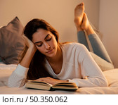 woman reading book home bed. Стоковое фото, агентство Ingram Publishing / Фотобанк Лори