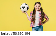 junior holding ball studio. Стоковое фото, агентство Ingram Publishing / Фотобанк Лори