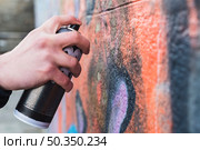 man s hand drawing graffiti wall with aerosol can. Стоковое фото, агентство Ingram Publishing / Фотобанк Лори