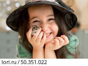 close up view cute little girl holding hamster. Стоковое фото, агентство Ingram Publishing / Фотобанк Лори