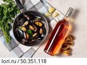 delicious mussel with bottle wine. Стоковое фото, агентство Ingram Publishing / Фотобанк Лори