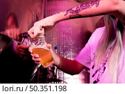 filling beer glass. Стоковое фото, агентство Ingram Publishing / Фотобанк Лори