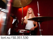 low view shot girl playing cymbals. Стоковое фото, агентство Ingram Publishing / Фотобанк Лори
