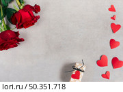 paper hearts near present box flowers. Стоковое фото, агентство Ingram Publishing / Фотобанк Лори