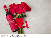 wine bouquet roses heath sign grey table. Стоковое фото, агентство Ingram Publishing / Фотобанк Лори