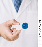 doctor with holding pair contact lenses. Стоковое фото, агентство Ingram Publishing / Фотобанк Лори