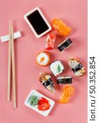 flat lay traditional japanese sushi assortment. Стоковое фото, агентство Ingram Publishing / Фотобанк Лори