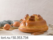 Fogaca on kitchen countertop with eggs and cinammon sticks. Traditional cake from Santa Maria da Feira, Portugal. Стоковое фото, агентство Ingram Publishing / Фотобанк Лори