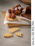 Marmalade in crackers on a kitchen counter. Стоковое фото, агентство Ingram Publishing / Фотобанк Лори