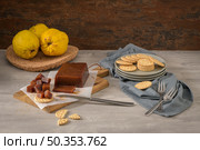 Marmalade in crackers on a kitchen counter with quinces on a cork tray. Стоковое фото, агентство Ingram Publishing / Фотобанк Лори