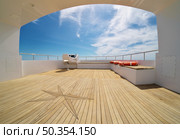 Ocean calm water view from yacht flybridge open deck, modern and luxury equipped with navigation dashboard devices. Lifestyle freedom concept. Стоковое фото, агентство Ingram Publishing / Фотобанк Лори