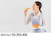confectioner woman tasting croissant. Стоковое фото, агентство Ingram Publishing / Фотобанк Лори
