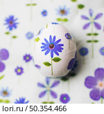 decoupaged egg with blue flowers. Стоковое фото, агентство Ingram Publishing / Фотобанк Лори