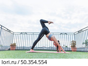 fitness young woman doing exercise balcony turf. Стоковое фото, агентство Ingram Publishing / Фотобанк Лори