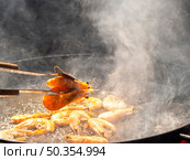 shrimps frying oil pan. Стоковое фото, агентство Ingram Publishing / Фотобанк Лори