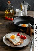 tasty breakfast with egg bacon high angle. Стоковое фото, агентство Ingram Publishing / Фотобанк Лори